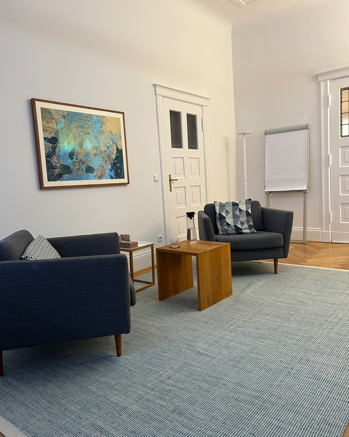 Therapie- und Coachingraum mit zwei Sesseln