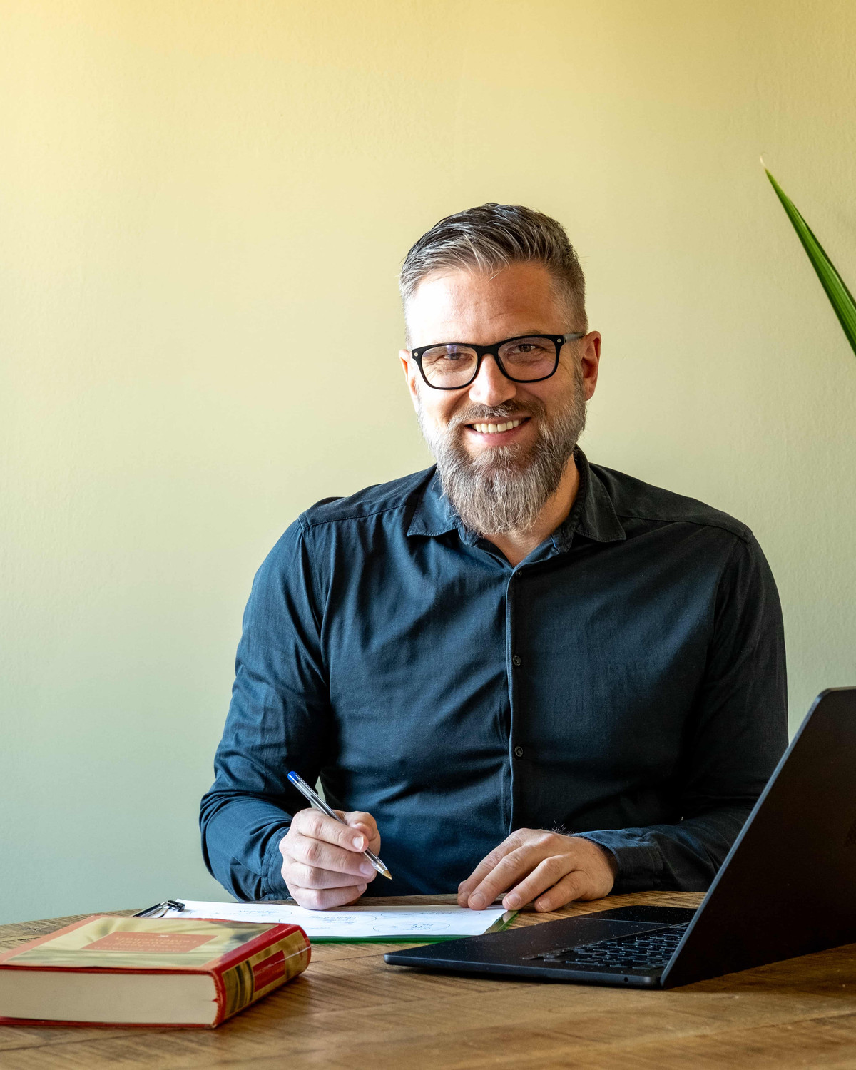Torsten Machold in ruhiger Praxisatmosphäre